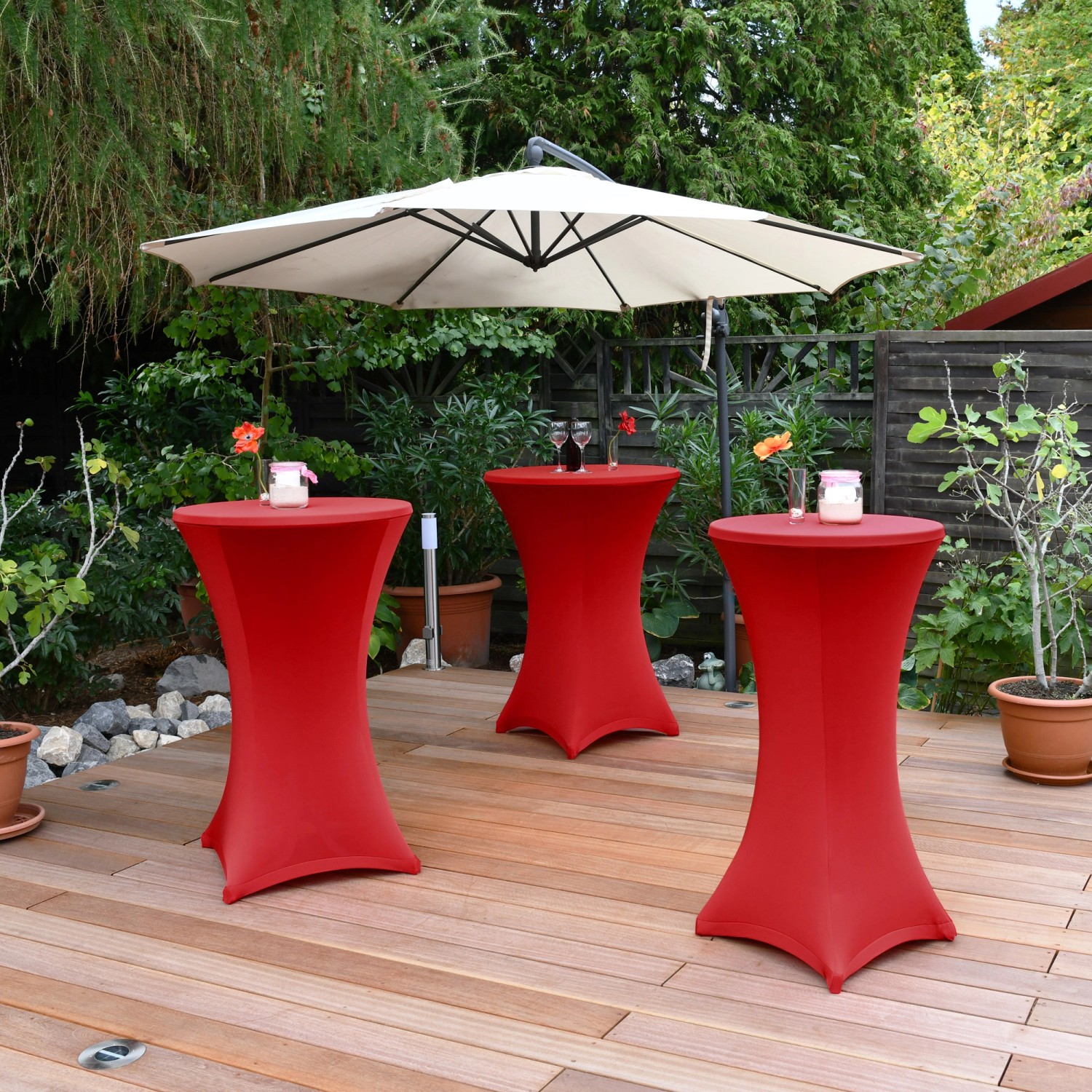 Rote Beautissu Stehtischhusse Stella für Stehtische Ø 70 cm im Garten.