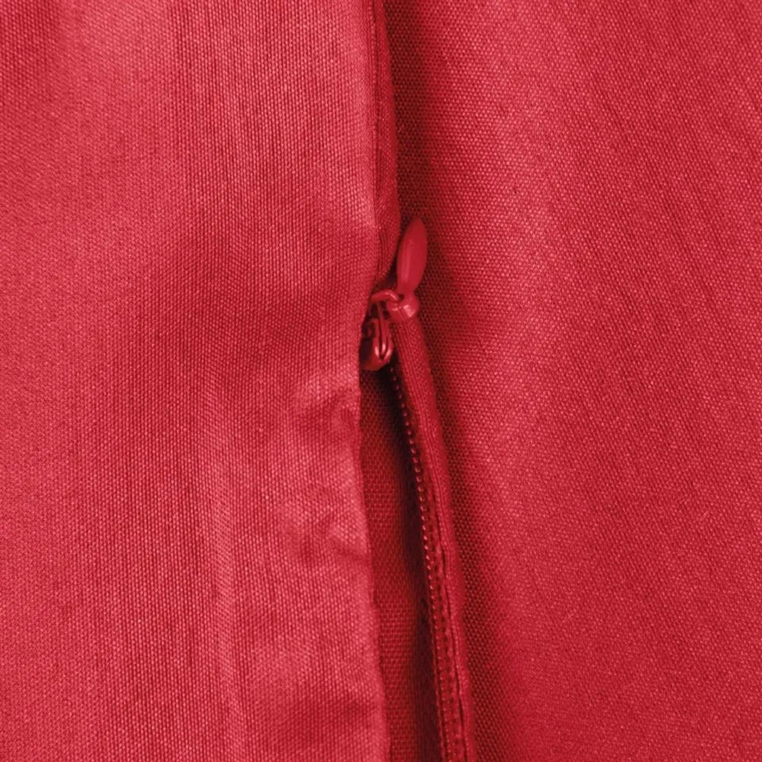Detailaufnahme: Rote Arsvita Kissenhülle Alessia mit Reißverschluss, 40x40 cm.