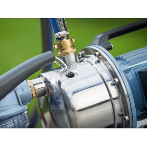Gartenpumpe GP 4600/E (1100 W) mit Edelstahlgehäuse und Schlauchanschlüssen.
