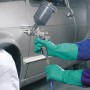 Grüne LUX Nitril-Schutzhandschuhe Gr. 8 beim Lackieren eines Autos.