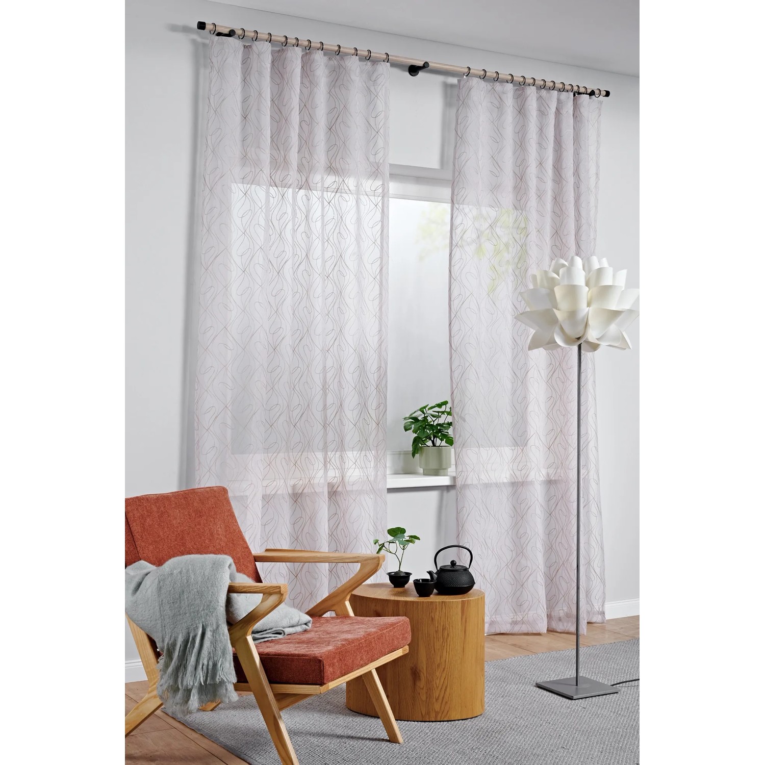 Gardinia Gardinenstange Denver, Ø 25 mm, 160 cm, braun, in Wohnraum-Szene mit Vorhängen.