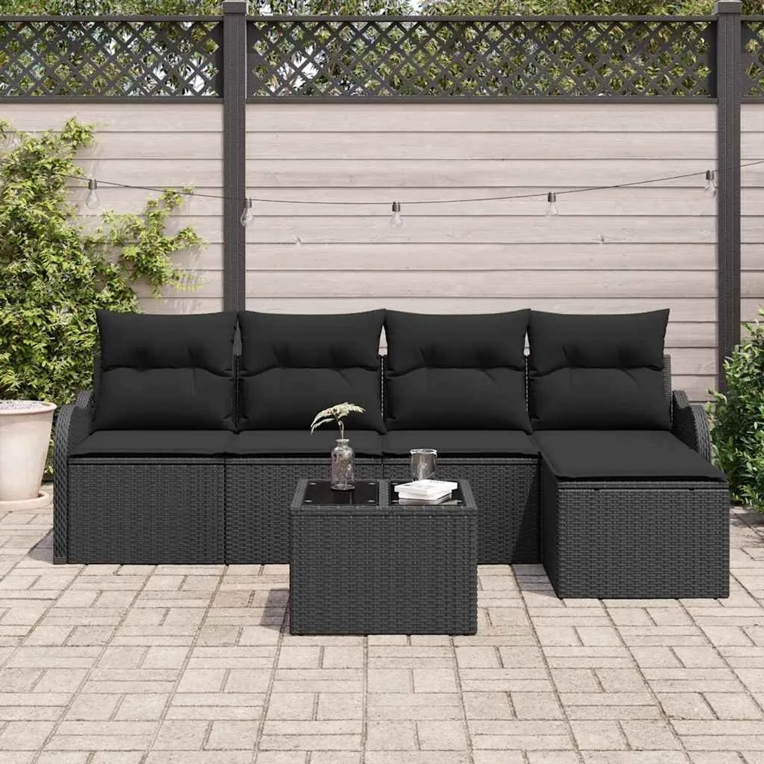Schwarzes 6-tlg. vidaXL Garten-Sofa-Set aus Poly Rattan mit Kissen und Tisch für Terrasse und Garten.