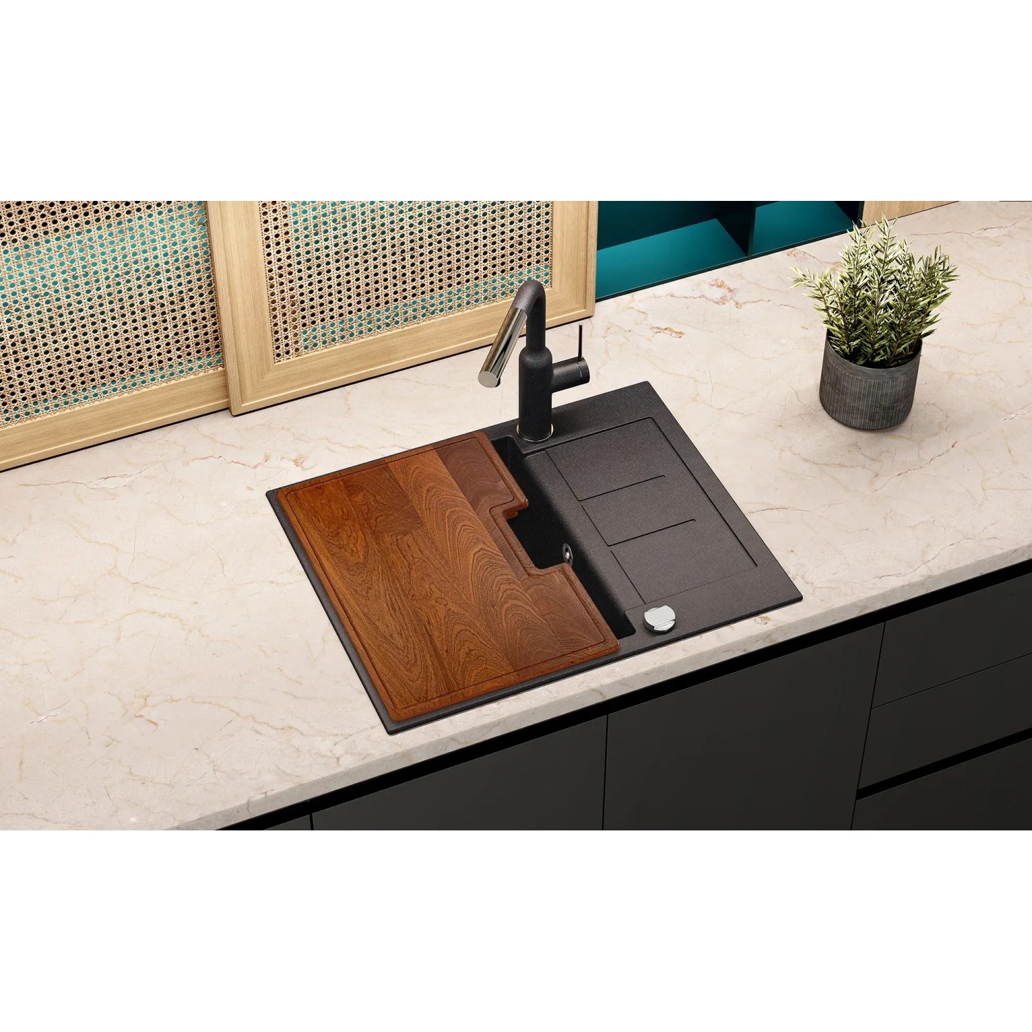 Helika Schneidebrett aus Sapeli-Holz auf einer Spüle, Zubehör für die Küche.