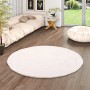 Runder, creme-weißer Fellteppich (160x160cm) von Pergamon Luxus Super Soft im Wohnzimmer.