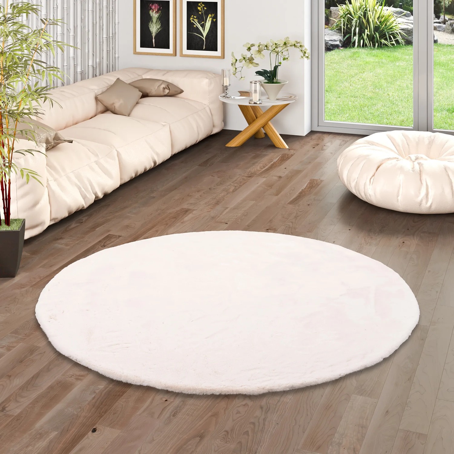 Runder, creme-weißer Fellteppich (160x160cm) von Pergamon Luxus Super Soft im Wohnzimmer.