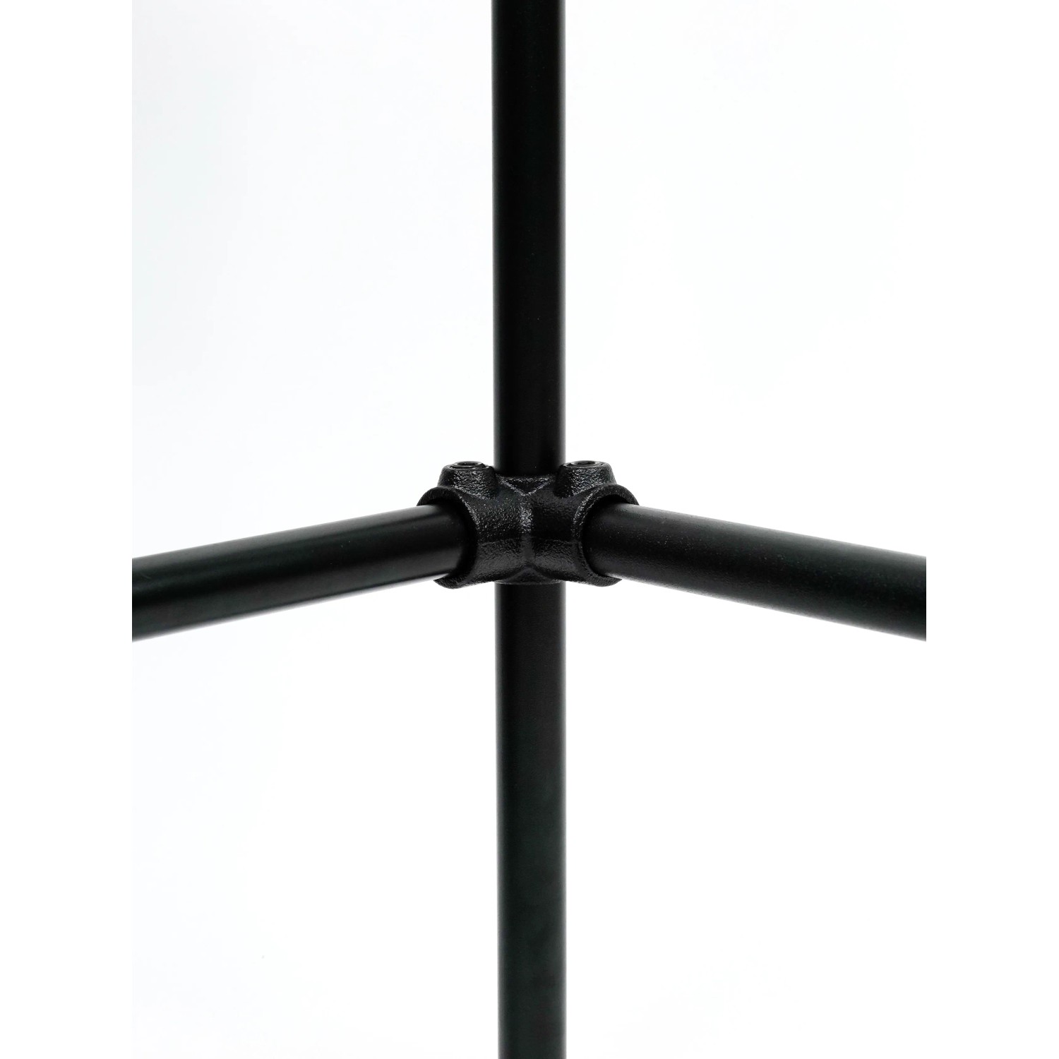 Eckstück, durchgehend, 90°, schwarz matt, für Stahlrohr (Ø 2,7 cm) zum Möbelbau.