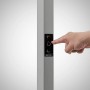 Detailaufnahme: Hand bedient Touchdimmer der Arcchio LED Bürostehleuchte Logan.