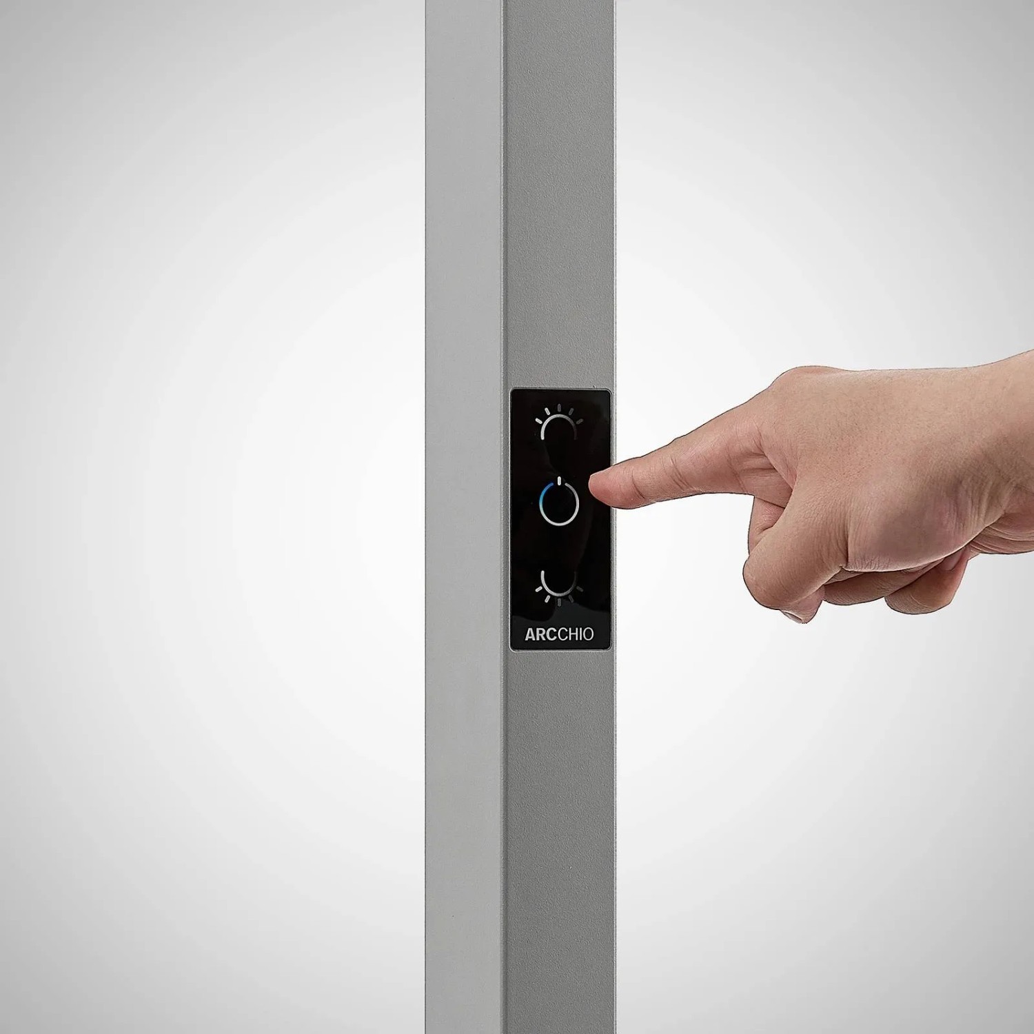 Detailaufnahme: Hand bedient Touchdimmer der Arcchio LED Bürostehleuchte Logan.