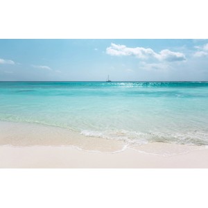 Komar Fototapete Vlies Azur Ocean: Traumstrand mit türkisfarbenem Wasser und Segelboot.