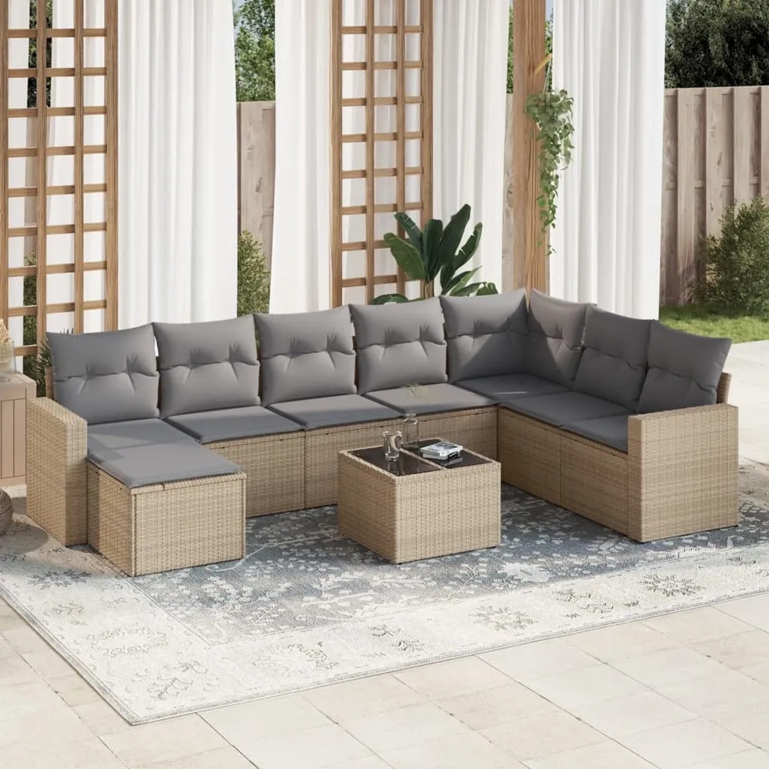 Beige 9-teilige Garten-Sofagarnitur aus Polyrattan mit grauen Kissen.