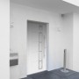 Weiße Sicherheits-Haustür ThermoSpace Prime Paris RC2 mit Glaseinsatz und Edelstahlgriff, Rechtsanschlag.