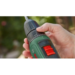 Hand hält grünen Bosch Akku-Bohrschrauber EasyDrill 18V-40 mit Bohrer. Drehmomentring und roter Schalter sichtbar.