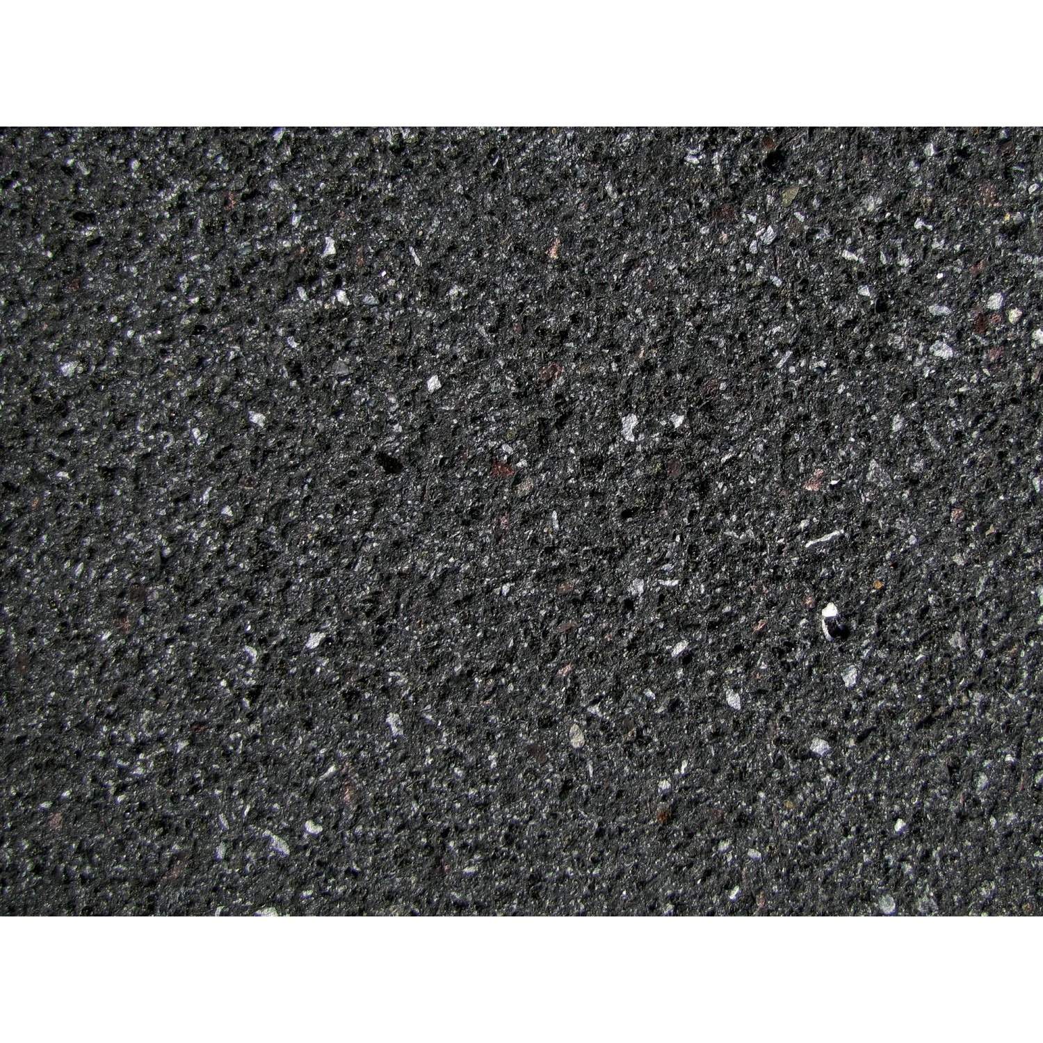 Diephaus Limos Palisade Basalt, 120x20x8 cm, Nahaufnahme der Oberfläche mit Edelsplitt.
