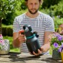 Gardena Drucksprüher 1,25 l in Anwendung, ideal für Garten und Terrasse.