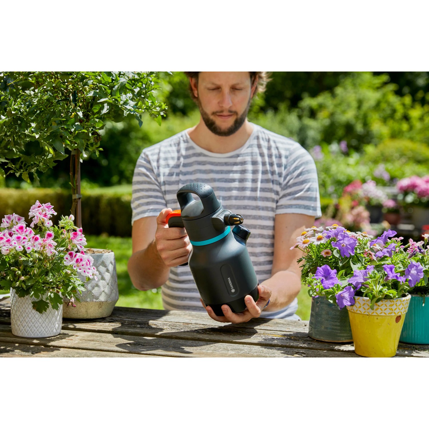 Gardena Drucksprüher 1,25 l in Anwendung, ideal für Garten und Terrasse.
