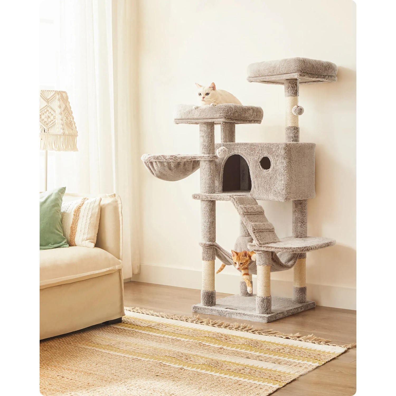 Feandrea Kratzbaum, 135 cm, braun-weiß, mit Katzen. Kratzbaum mit Höhle, Hängematte und Liegeflächen.