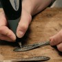 Dremel 290-3 Gravierer beim Gravieren eines Löffels. Miniaturwerkzeug für Metall, Glas, Holz.