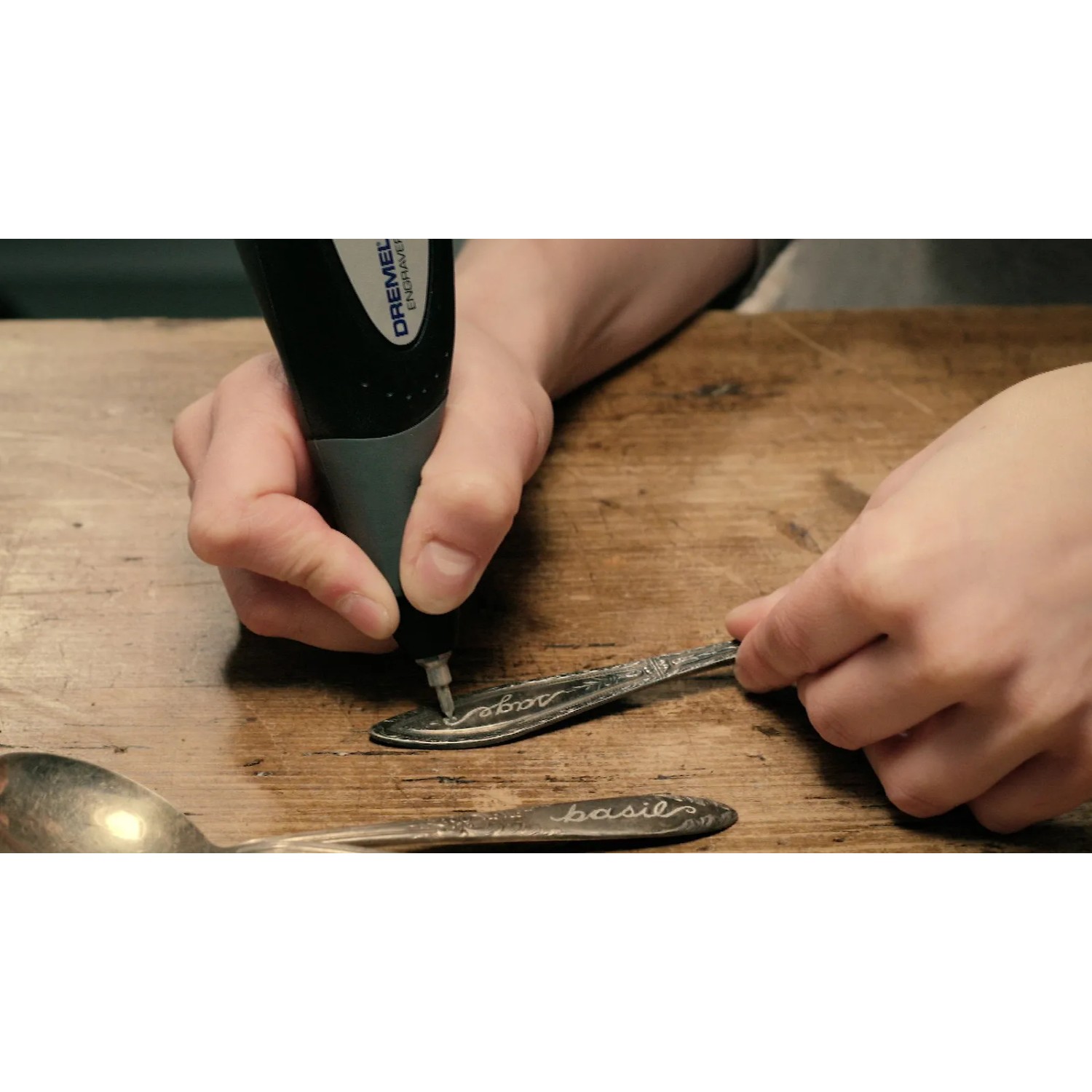 Dremel 290-3 Gravierer beim Gravieren eines Löffels. Miniaturwerkzeug für Metall, Glas, Holz.