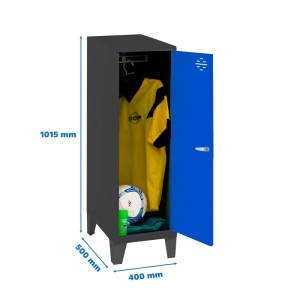 Offener, blau-anthrazitfarbener PROREGAL Schließfachwürfel mit Fußballtrikot und Ball.