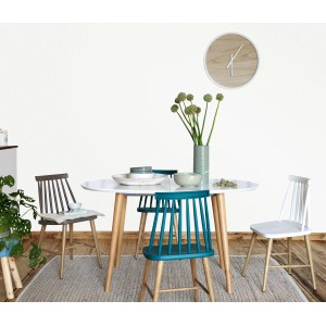 Helle Wohnraum-Szene mit Erismann Vliestapete Guido Maria Kretschmer Uni Weiß an der Wand.