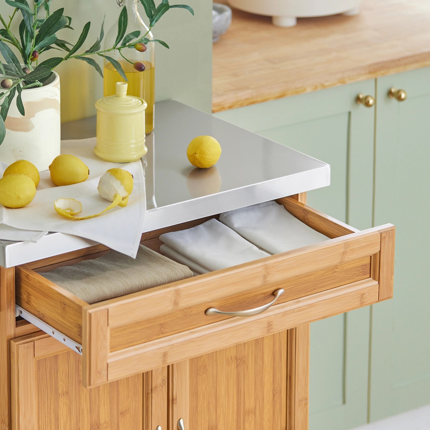 SoBuy Küchenwagen aus Bambus mit Edelstahltop, offene Schublade mit Geschirrtüchern.