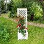 Weißer KHW Pflanzkasten klein mit Spalier und roter Kletterpflanze im Garten.