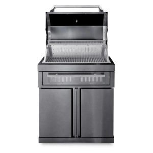 Freistehender MyOutdoorKitchen Holzkohlegrill Black Collection aus Edelstahl mit geöffnetem Deckel.