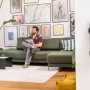 Weißer Kärcher Akku-Staubsauger VCS 3 Nano Complete in Wohnraum-Szene mit Mann auf Sofa.
