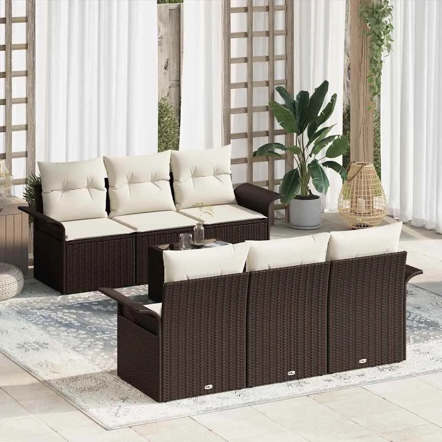 Braunes 7-teiliges vidaXL Garten-Sofa-Set aus Poly Rattan mit Tisch und cremefarbenen Kissen.