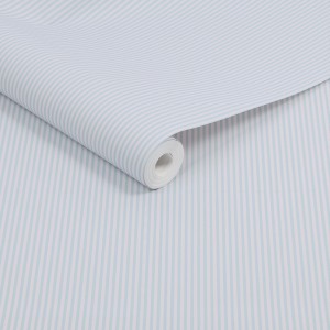Hellblaue Joules Vliestapete mit feinen, weißen Streifen im Ticking Stripe Design, gerollt.