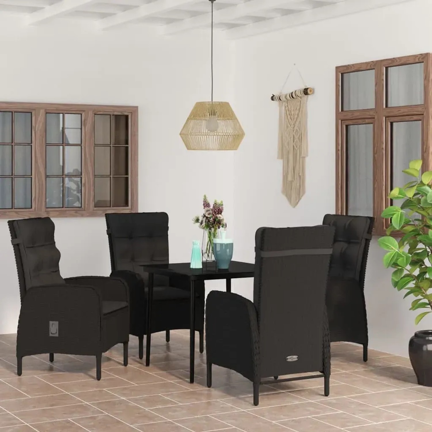 Schwarze 5-tlg. vidaXL Garten-Essgruppe mit Kissen, bestehend aus Tisch und Stühlen aus Rattan und Stahl.