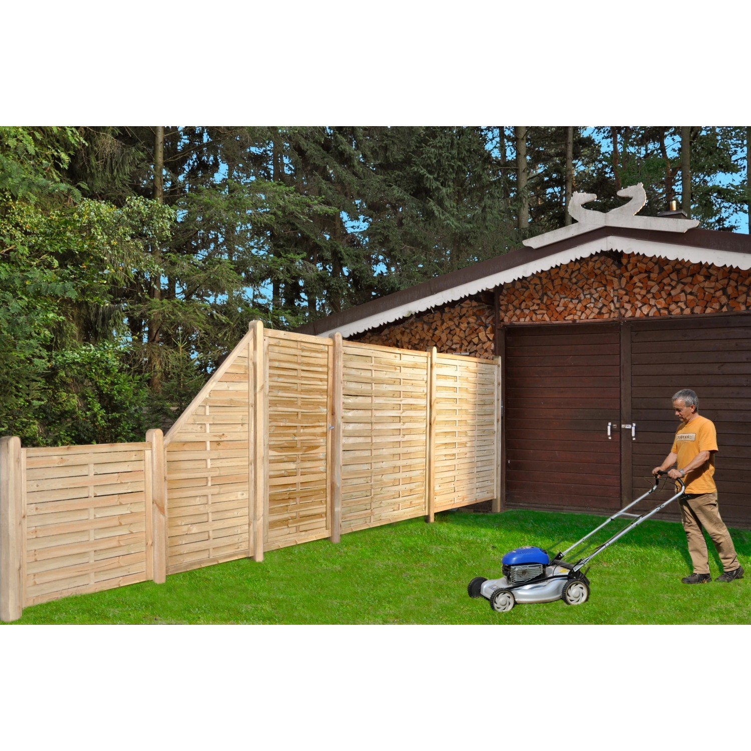 T & J Lamellenzaun Grün 180x180cm im Garten, Mann mäht Rasen. Sichtschutzzaun aus Holz.