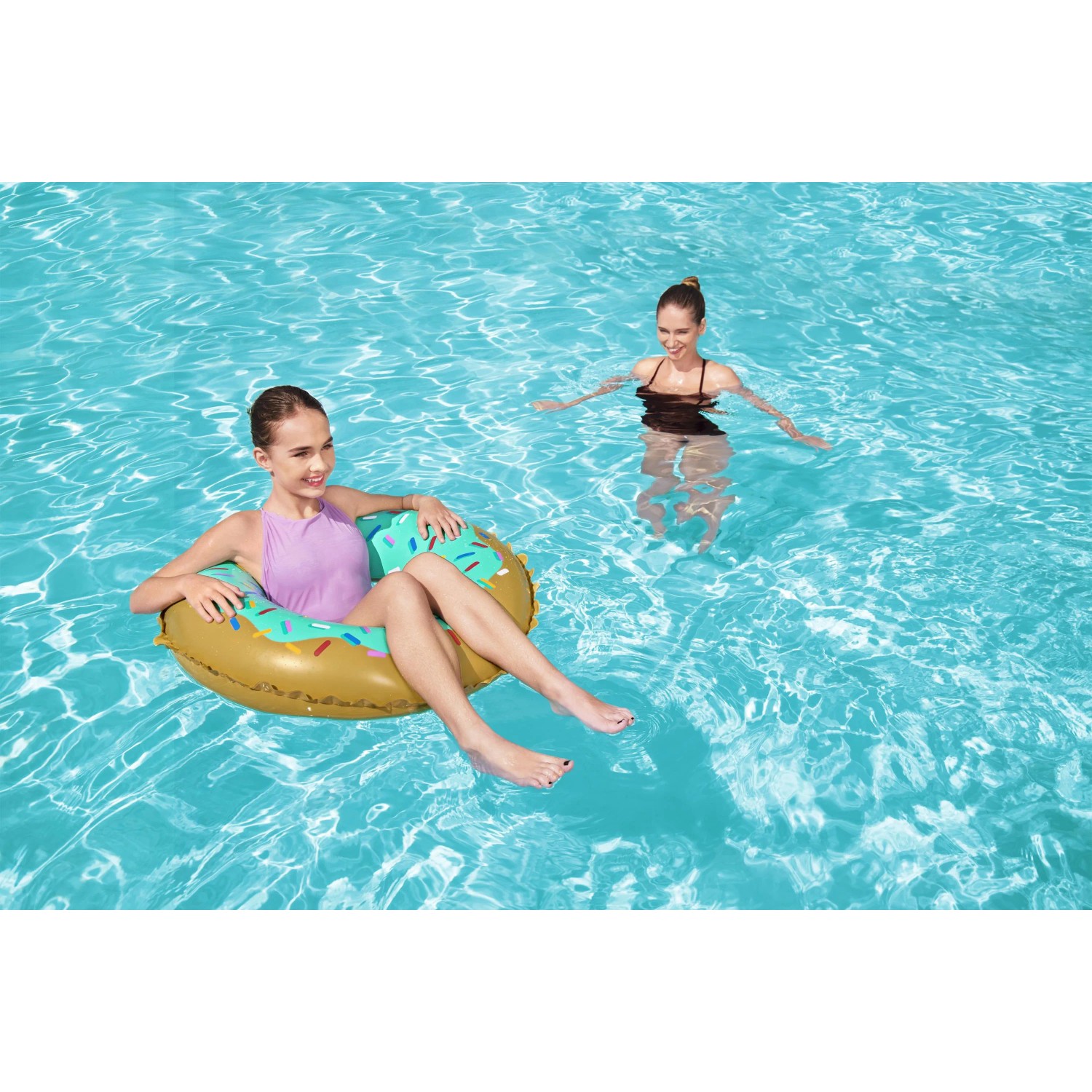 Bestway Schwimmring Sweet Donut (Ø 77 cm) im Pool mit zwei Personen.
