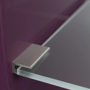 Detailaufnahme: Posseik Garderobe Elite, brombeerfarben, mit Glasablage und Metallhalterung.