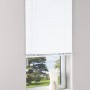 Weiße Aluminium Jalousie Burgos, 50x160 cm, am Fenster montiert, für Sicht- und Sonnenschutz.