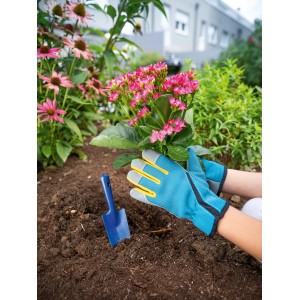 Blauer Kinderhandschuh Größe 5 beim Pflanzen im Garten mit Schaufel.