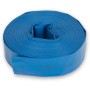 Aufgerollter, blauer EBERTH 2 Zoll Flachschlauch, 30m Gartenschlauch für Bewässerung.