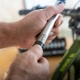 LUX Drehmomentschlüssel-Set in Nutzung am Fahrrad, 19-teilig für präzises Schrauben.