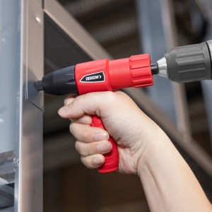 Arrow Blindnietadapter RA1 im Einsatz mit Akkuschrauber. Zange zum Nieten von Aluminium, Leder, Stoff und Metall.