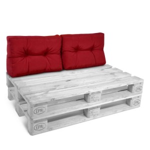 Zwei rote, gesteppte Palettenkissen Rücken auf Europalette. Komfortable 2tlg. Sitzkissen für Garten & Outdoor.