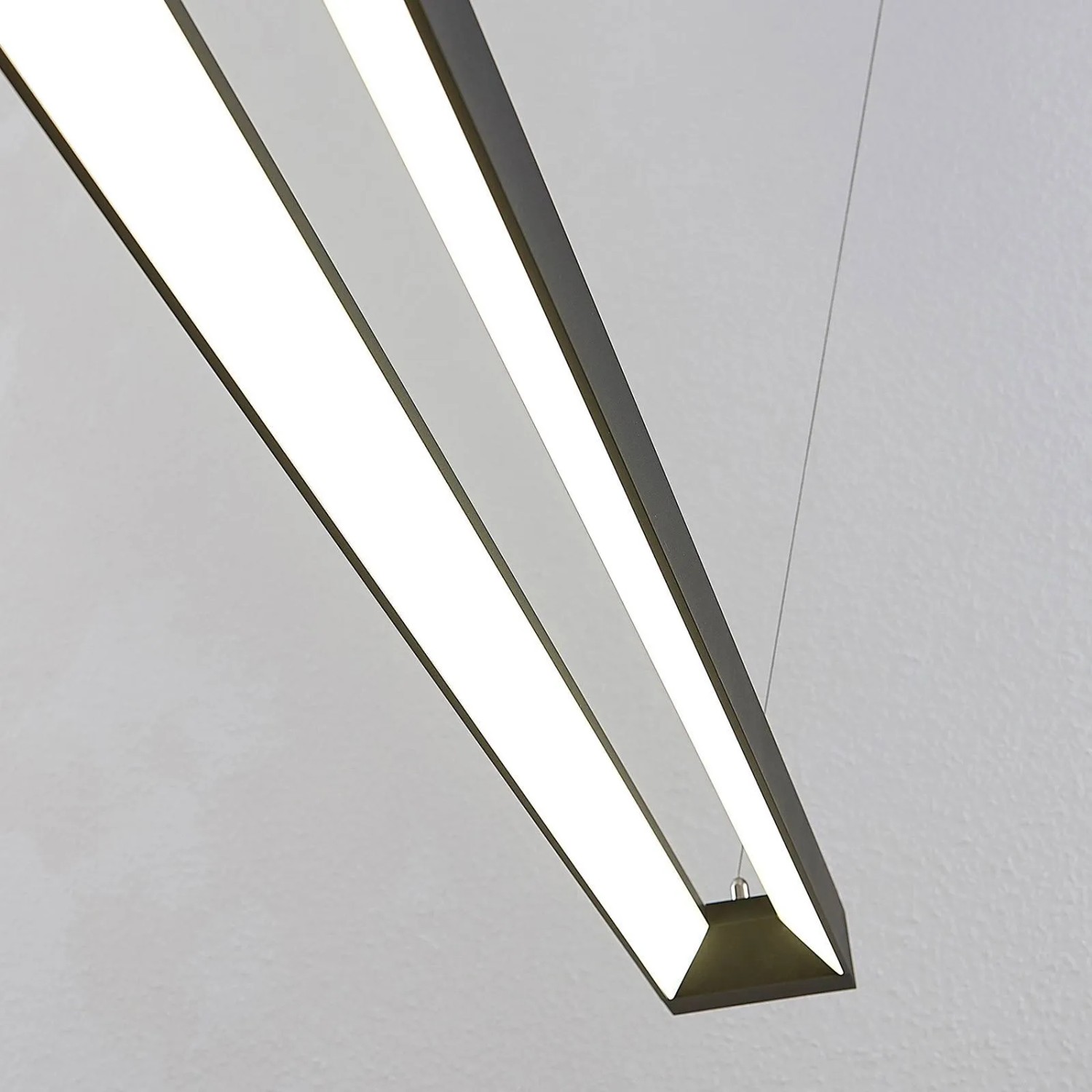 Moderne, schwarze LED Büroleuchte Cuna aus Aluminium für das Arbeitszimmer.