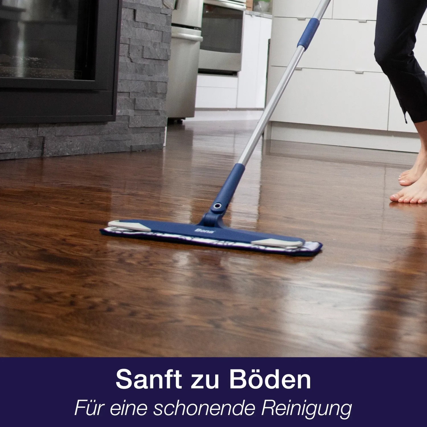 Bona Mikrofaser Auftrags-Pad am Mopp auf Holzboden für Polish/Refresher.