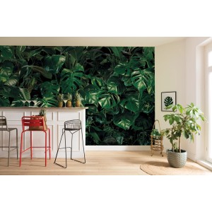 Komar Vlies Fototapete Tropical Wall, 400x250cm, mit üppigem, tropischem Pflanzenmotiv im Wohnraum.