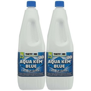 Zwei weiße Thetford Aqua Kem Blue Sanitärflüssigkeit Flaschen (2x2L) mit blauen Kappen für Campingtoiletten.