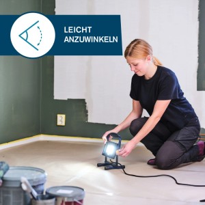Frau justiert Rapid LED-Arbeitsleuchte The Painter beim Malern. Baustrahler mit 2.000 lm.