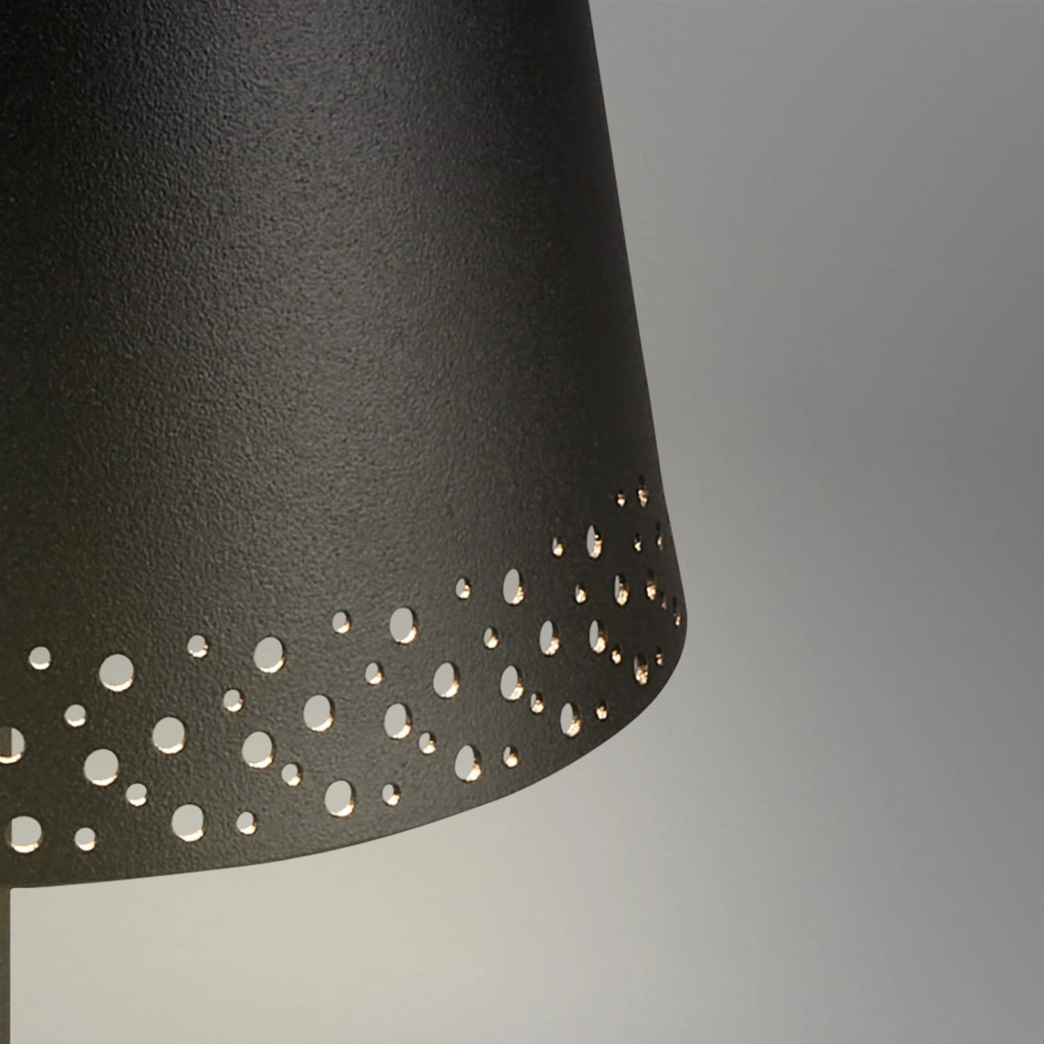 Detailaufnahme: Schwarze Brilo Akku Stehleuchte Kiki mit gelochtem Lampenschirm.