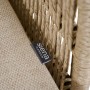 Detailaufnahme: Siena Garden Dining Sessel Kansas, taupefarbenes Geflecht, Kissen mit Label.