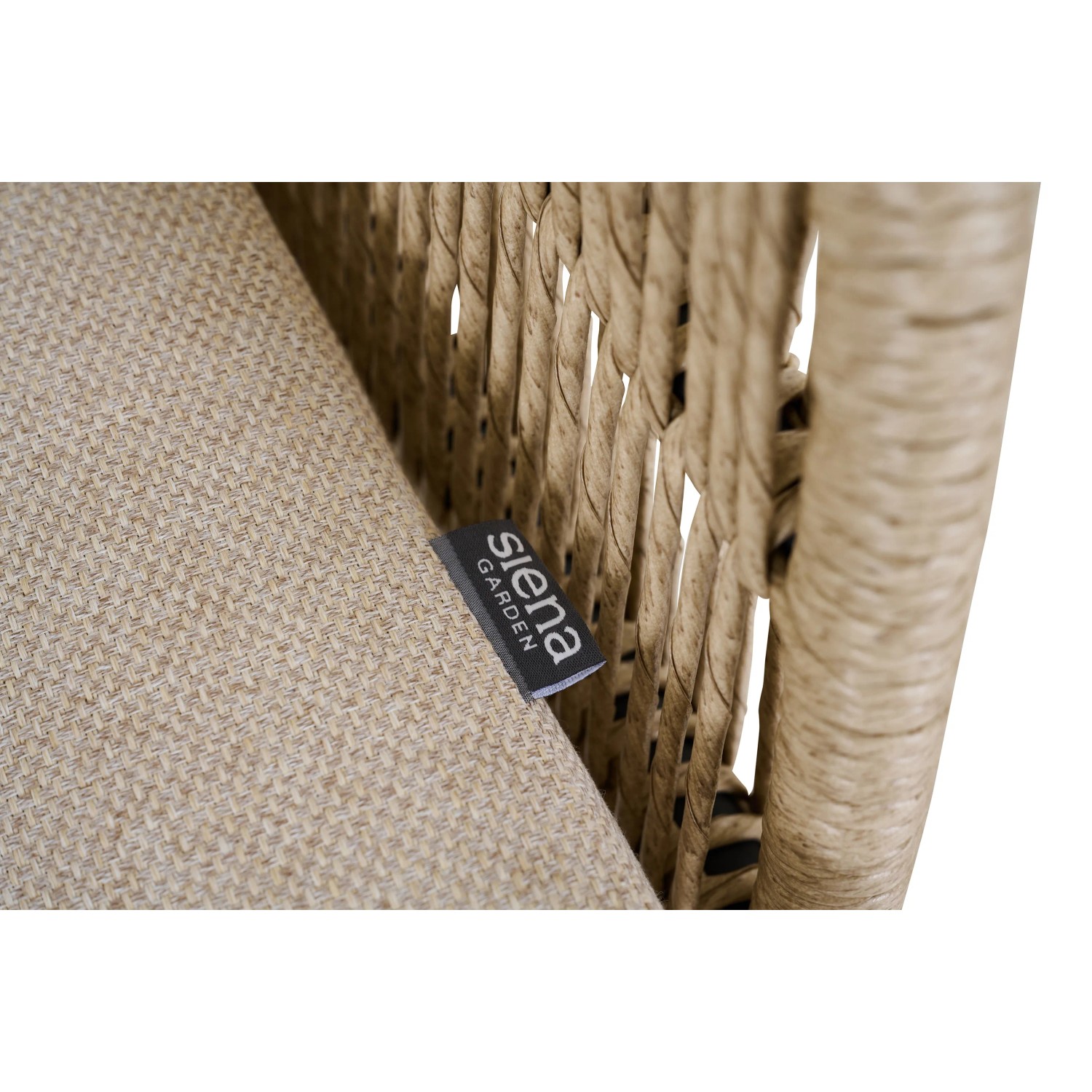 Detailaufnahme: Siena Garden Dining Sessel Kansas, taupefarbenes Geflecht, Kissen mit Label.