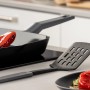 Fackelmann Grillpfanne Statement 28 cm mit Pfannenwender und gegrillter Paprika.