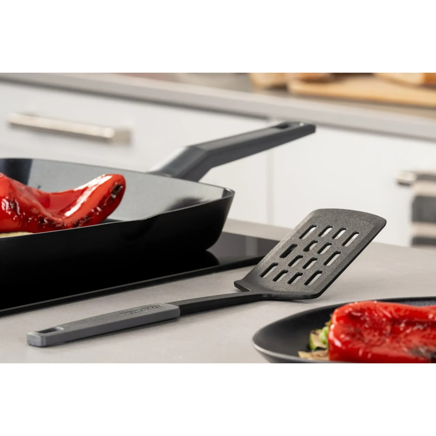 Fackelmann Grillpfanne Statement 28 cm mit Pfannenwender und gegrillter Paprika.